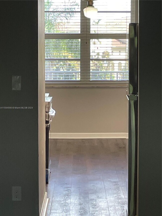 Building Photo - 250 Jacaranda Dr