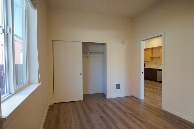 Building Photo - Top Floor John's Landing-Modern, Spacious ...