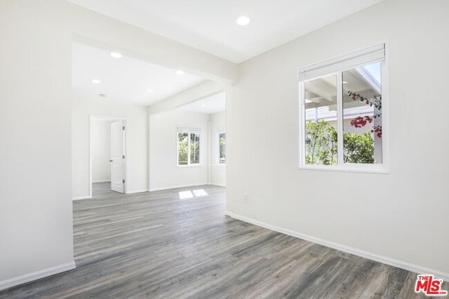 Building Photo - 1722 N Ave 45