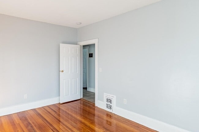 Building Photo - 15 Groom St