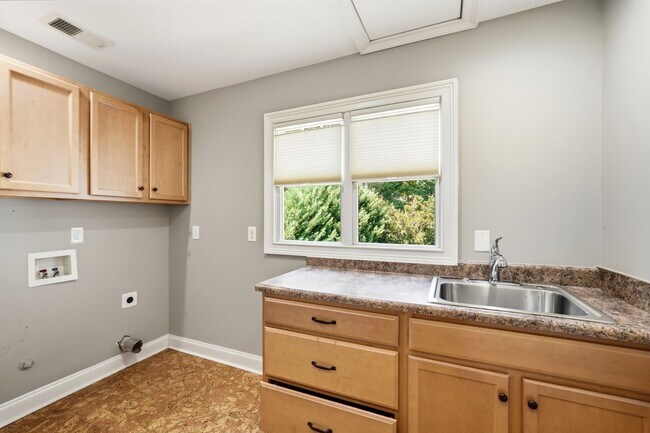 Building Photo - 520 Iverson Way
