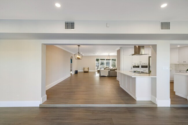 Building Photo - 2309 Desota Dr