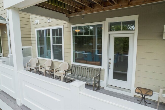 Building Photo - 2 Inwood Dr
