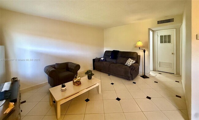 Building Photo - 1733 Mayo St