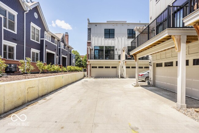 Building Photo - Beautiful townhome located off 16th and Co...