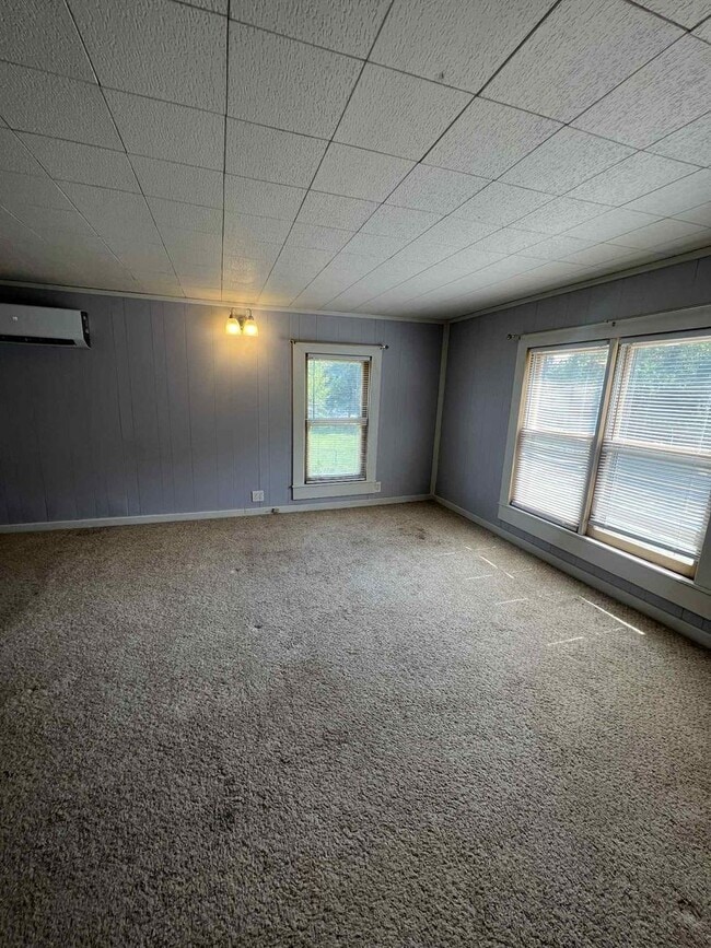 Building Photo - Charming 3 bedroom / 2 bathroom home with ...