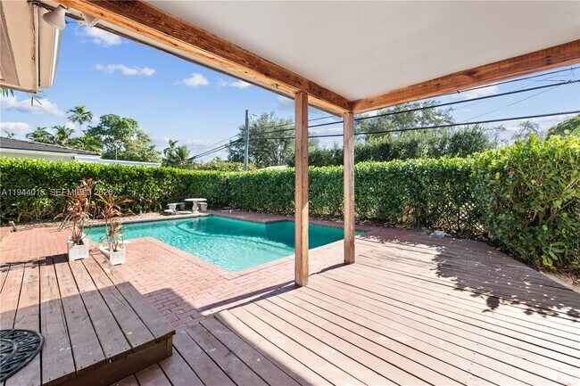 Building Photo - 1044 NE 97th St