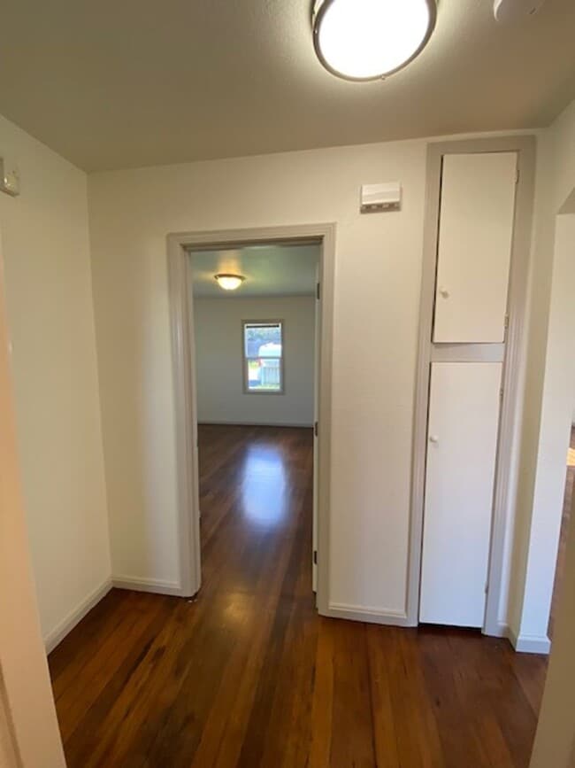 Building Photo - Beautifully done, 2/1 house in Eureka