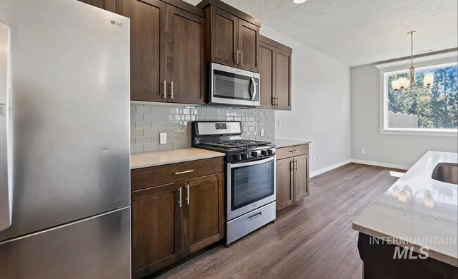 Building Photo - Stunning 4-Bedroom Home with Privacy & Low-Maintenance Living in Verado