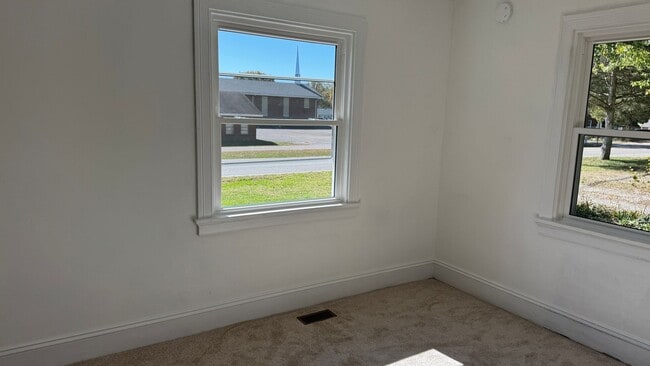 Building Photo - Charming, Newly Renovated Brick Home in So...