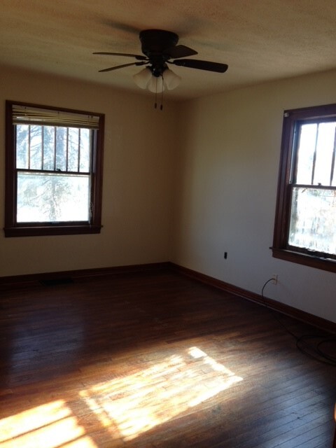 1st bedroom, has 2 windows - 1409 N Woodburn Ave