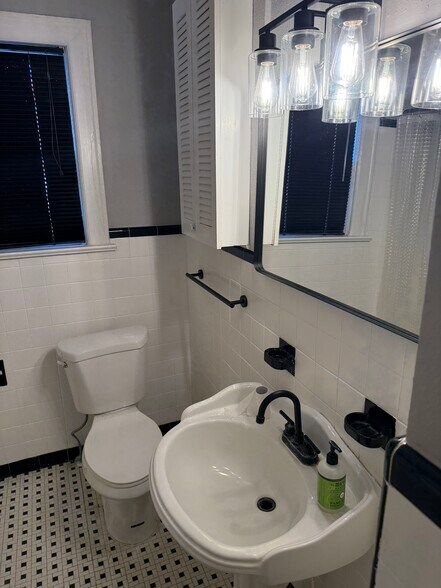 Bathroom - 2589 Park St