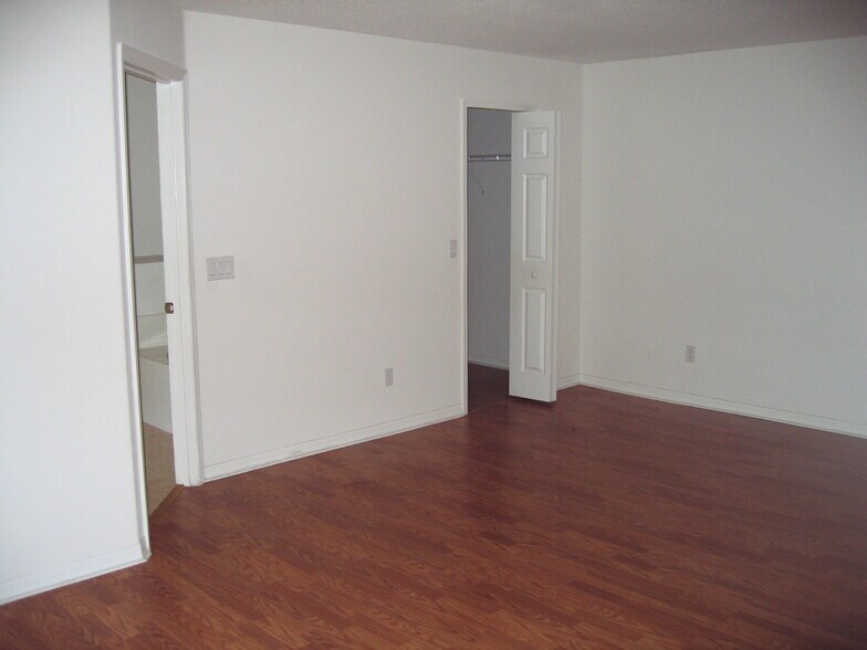 Building Photo - 51 Fordham Ln