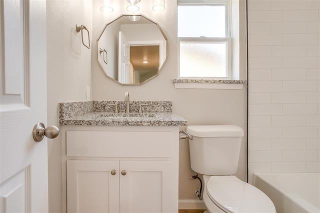 Building Photo - 921 Willow Cir S