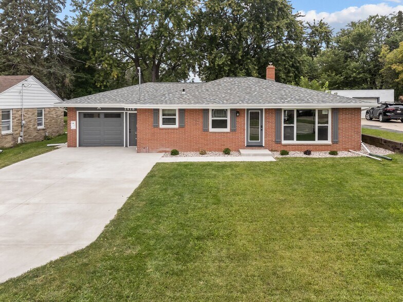 Building Photo - 1418 S Ridge Rd