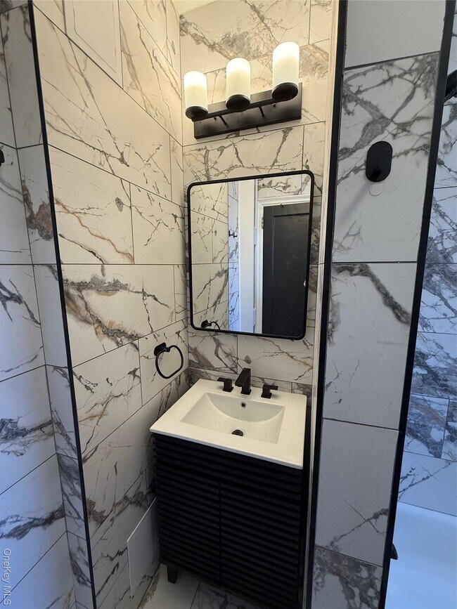 Building Photo - 2166 Bronx Pk E