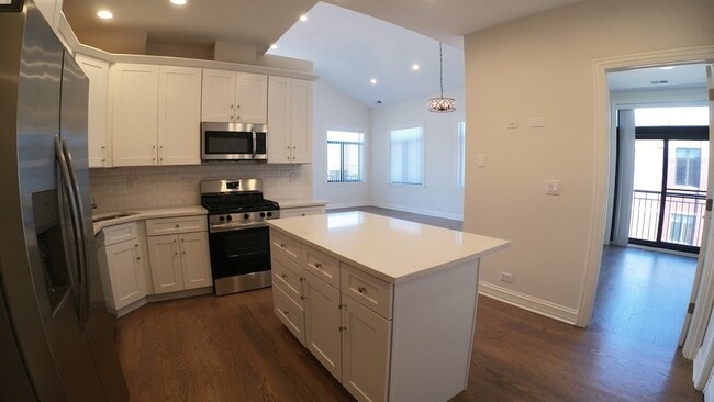 Building Photo - 1701 W Chicago Ave