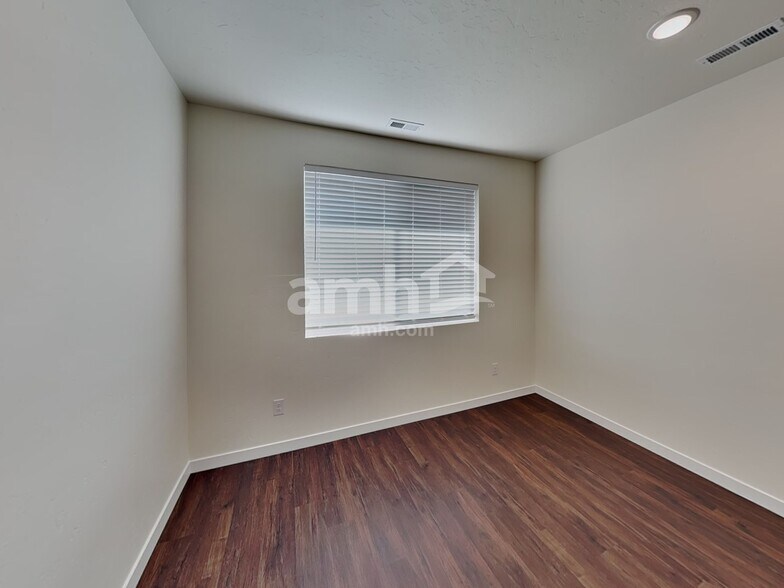 Building Photo - 1565 N Barkvine Ave