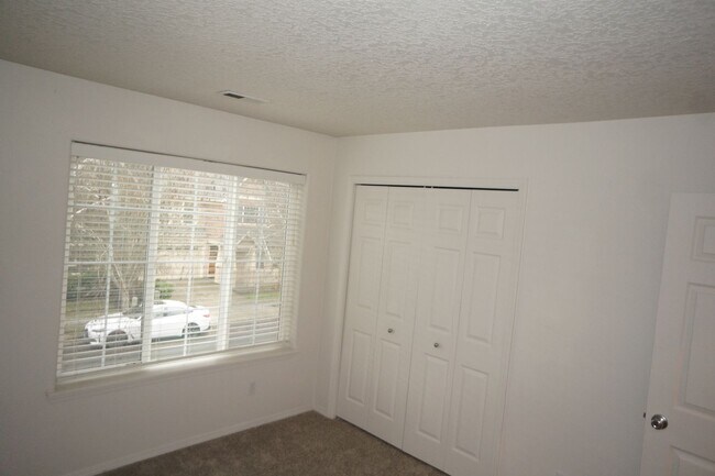 Building Photo - 4 bedroom Orenco Garden pet friendly house