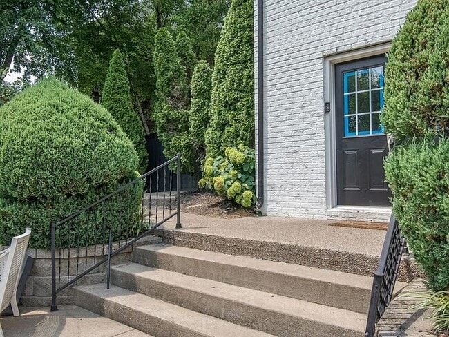 Building Photo - Beautiful 6BR Executive Brentwood Home with Pool