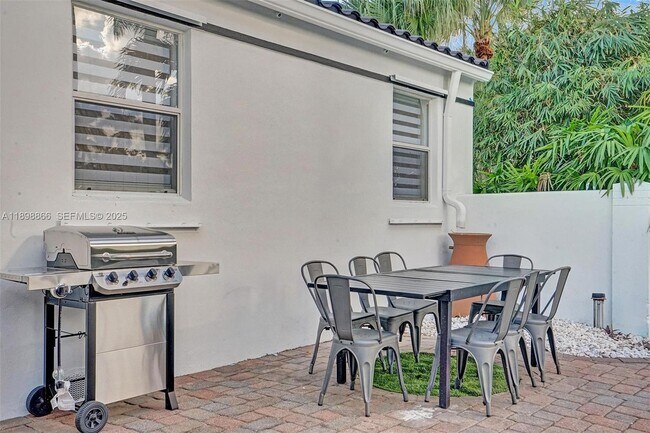 Building Photo - 725 Harrison St