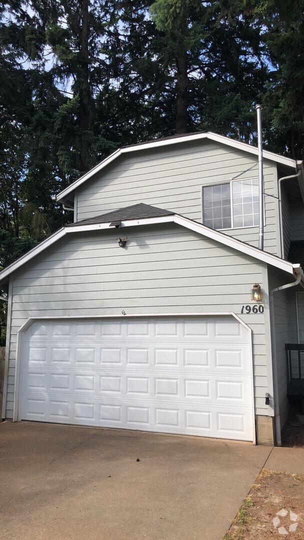 Building Photo - Desirable South Salem Home on Huge Lot! Ne...