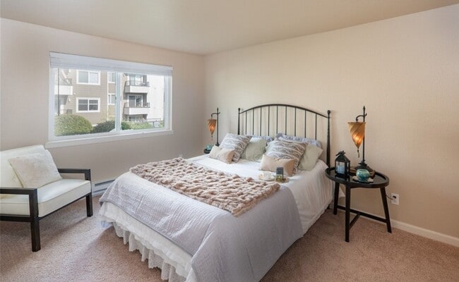 Building Photo - Charming 2-2 Condo in Moss Bay – Available April 5