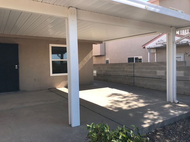 Building Photo - 3 bed 2 full bath