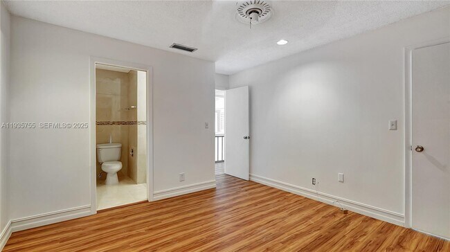 Building Photo - 205 Dunwoody Ln