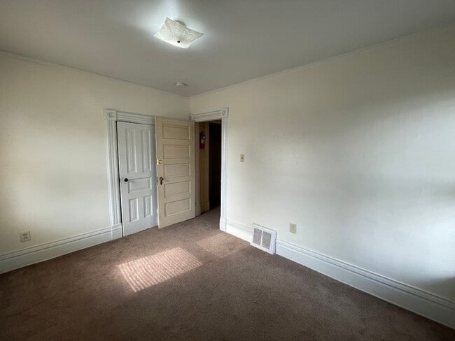 Building Photo - Large 2 bedroom unit available immediately...