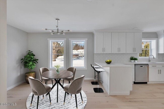 Building Photo - 257 W Circular St