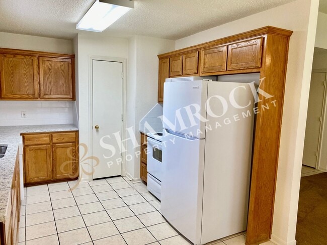 Building Photo - Cougar Ridge duplex!