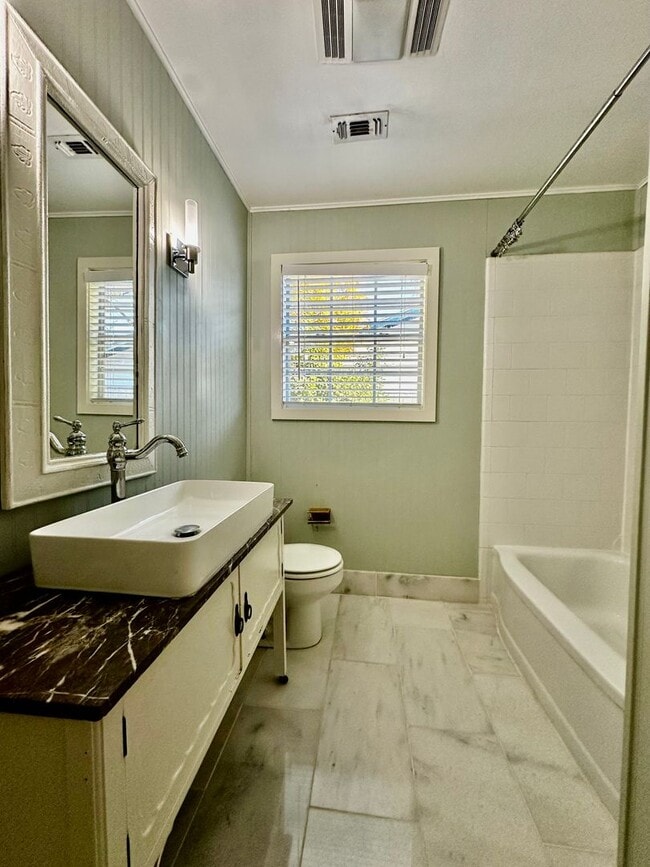 Building Photo - Cozy 2/1 Home