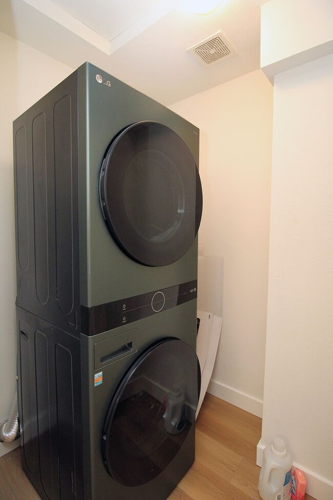 Building Photo - 8522 N Haven Ave