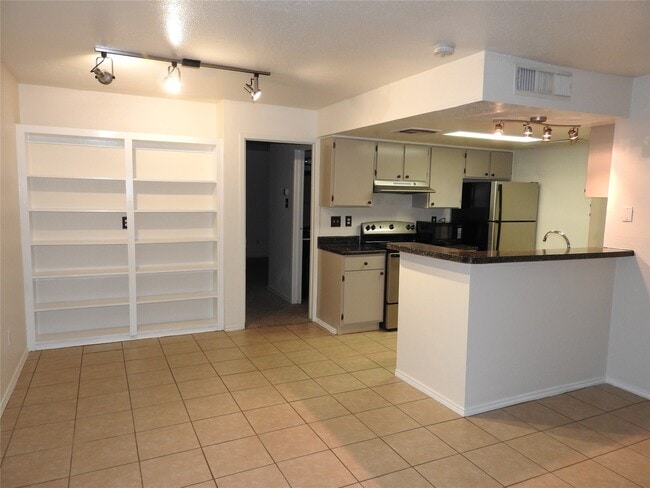 Building Photo - 12905 Woodforest Blvd