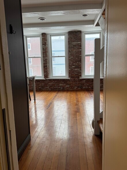 Building Photo - 43 Market St