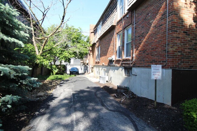 Building Photo - 1/2 OFF June Rent On This 2 Bedroom 1 Bath Apartment In The West Plaza Area