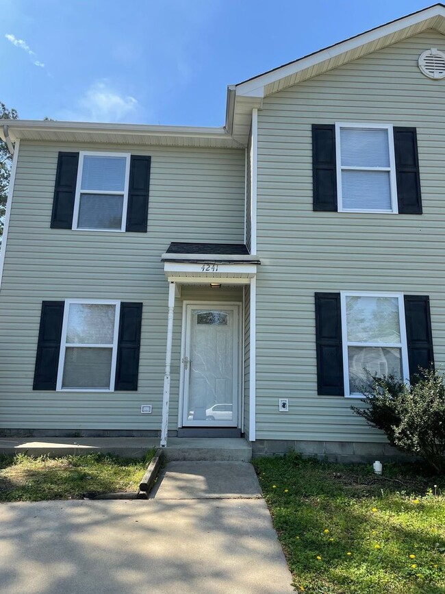 Primary Photo - 3-bedroom townhouse close to Chesapeake Sq...