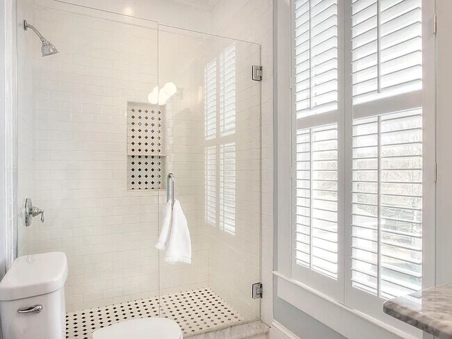 Building Photo - 3 Bedrooms, 2 Bathrooms - Home close to Downtown Rome!