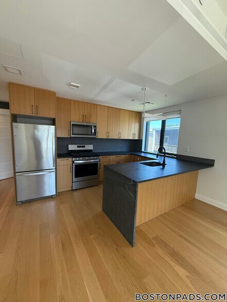 Building Photo - 83 Gardner St