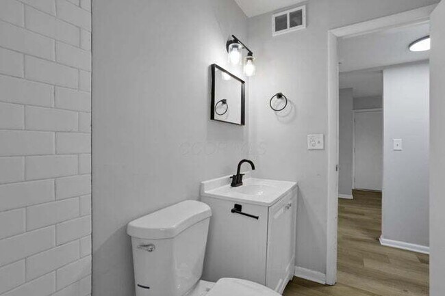 Building Photo - Updated 1BD/1BA