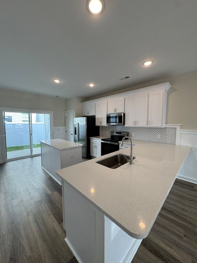 Building Photo - Stunning Townhome in Sneads Ferry