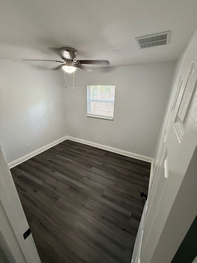 Building Photo - NEW, LOWER PRICE! 3/1 Duplex AVAILABLE NOW!