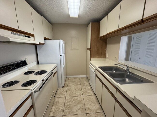 Building Photo - 7667 N Wickham Rd