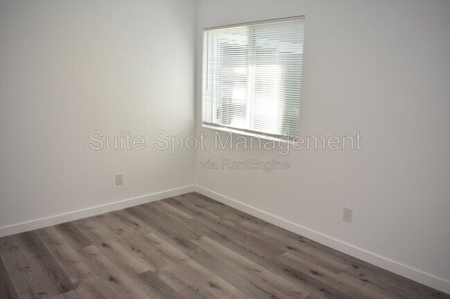 Building Photo - 815 Lees Ave