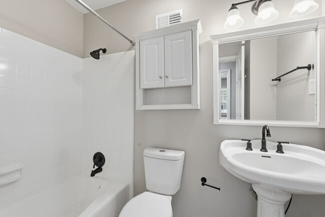 Building Photo - Ranch Home on Wilmington Island For Lease!