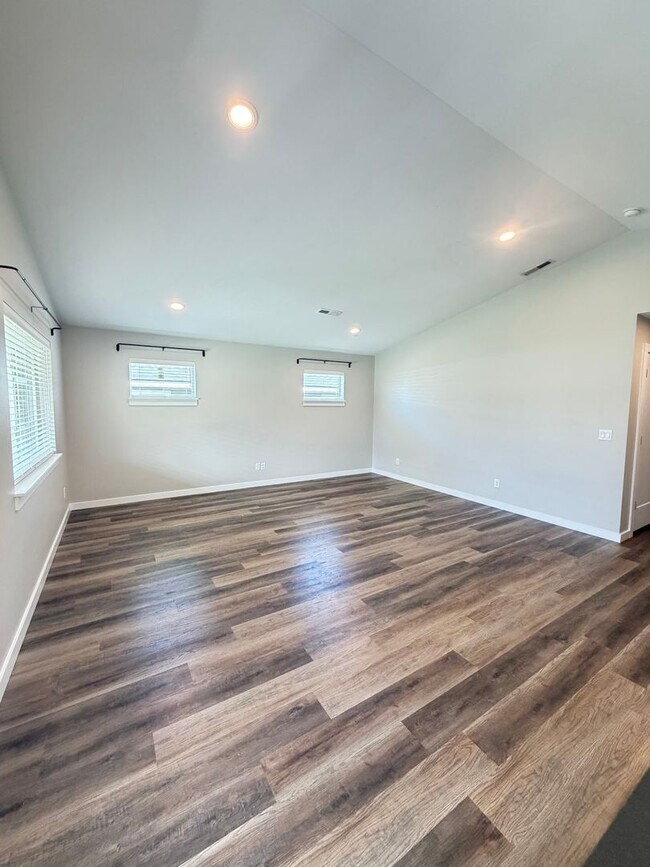 Building Photo - 123 9th Ave