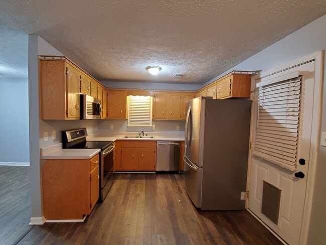 Building Photo - $1250 - 3 Bedroom 1 Bath Home offering Sunroom!