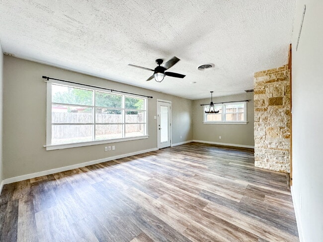 Building Photo - Located just off the Marsha Sharp Freeway!