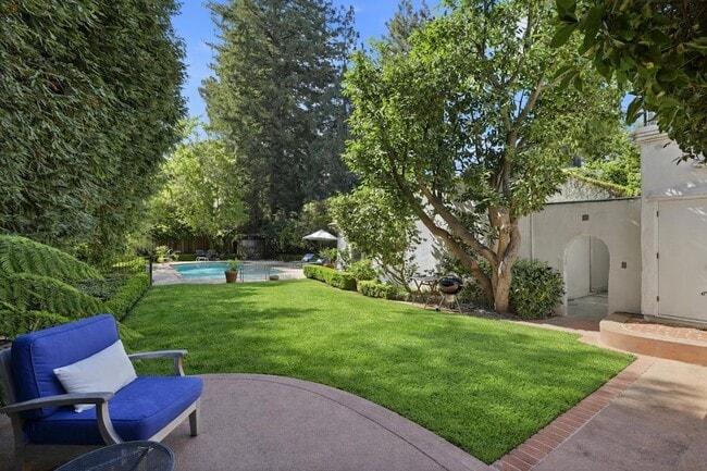 Building Photo - 566 E Crescent Dr